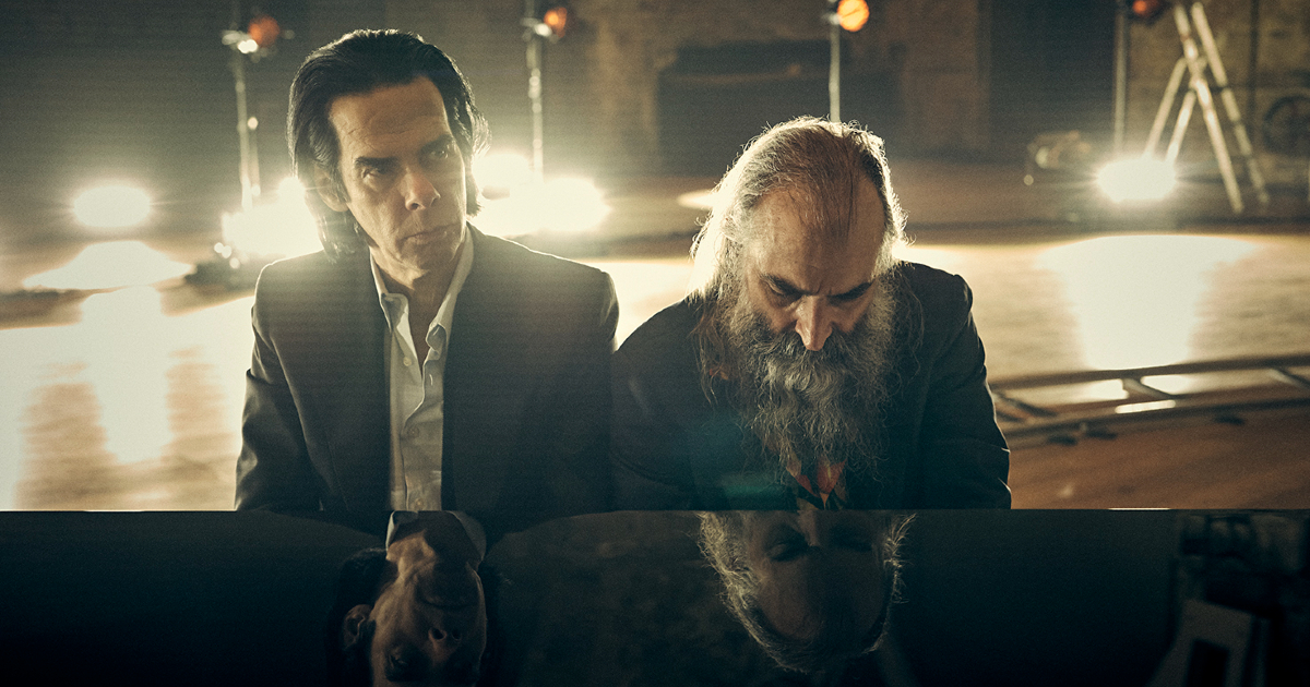 nick cave e warren ellis suonano uno accanto all'altro seduti a un piano - nerdface
