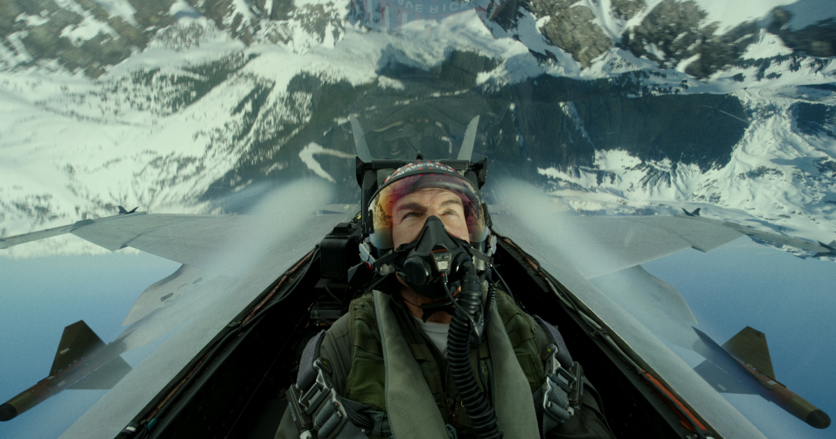 maverick pilota il suo caccia capovolto in top gun - nerdface