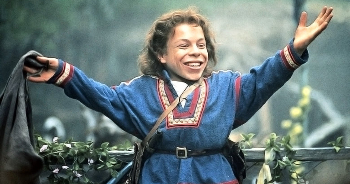 willow allarga le braccia come a ricevere un applauso - nerdface