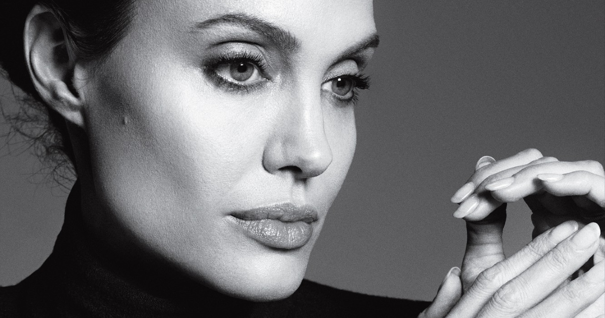 un ritratto in bianco e nero di una seria angelina jolie - nerdface