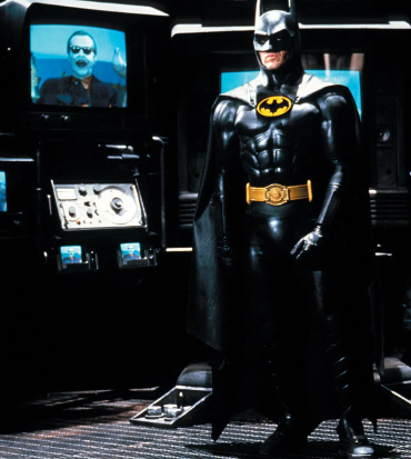 batman è in piedi davanti a diversi schermi con proiettato joker - nerdface