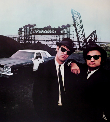 la celebre immagine dei blues brothers davanti alla bluesmobile - nerdface