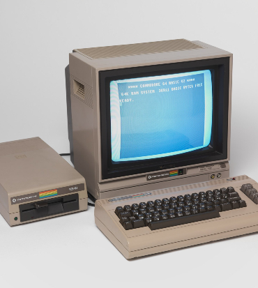 il commodore 64 attaccato al suo schermo dalla luce blu - nerdface