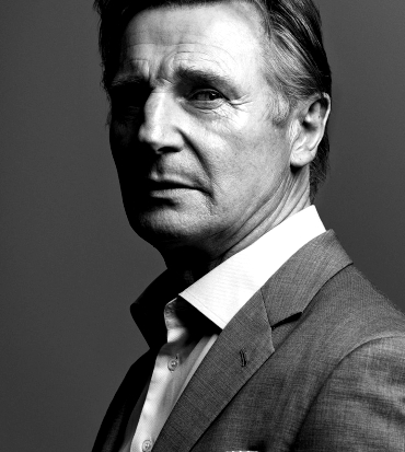 liam neeson vestito elegante i nun ritratto in bianco e nero - nerdface