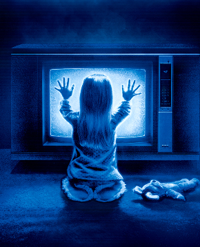 la celebre immagine di poltergeist in cui la bambina poggia le mani sullo schermo della tv accesa e senza immagine - nerdface