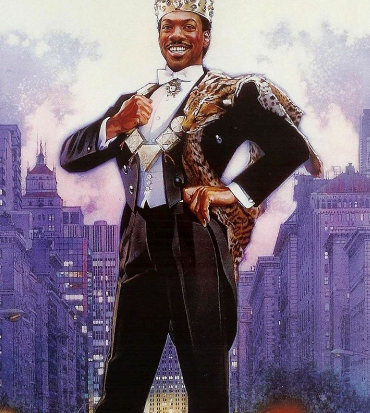 eddie murphy sorride vestito tipico di zamunda tra i grattacieli di new yorp nel poster de il principe cerca moglie - nerdface