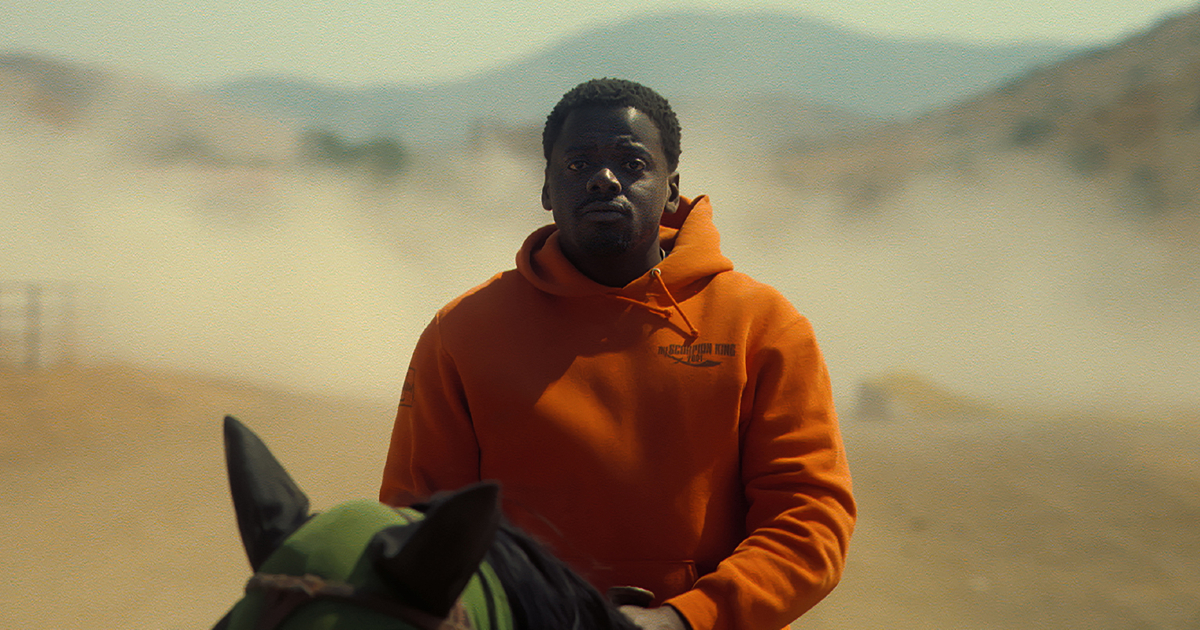 Daniel Kaluuya è sul suo cavallo in una scena del trailer di Nope - nerdface