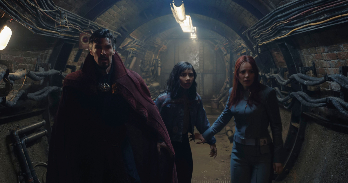 I protagonisti di Doctor Strange nel Multiverso della Follia si trovano nelle fogne, in fuga da scarlett witch - nerdface