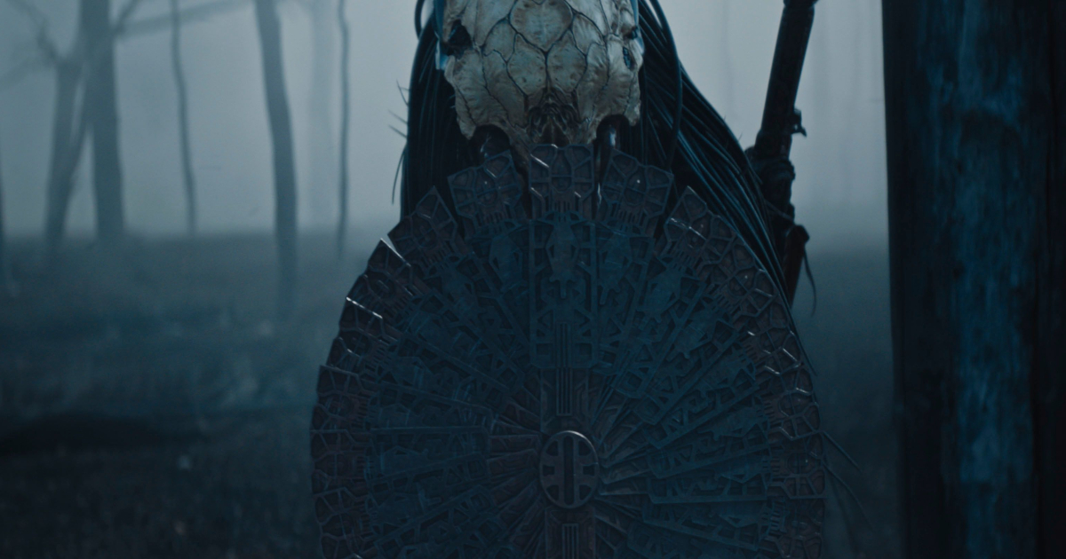 un personaggio di prey è armato di scudo in una scena del film - nerdface