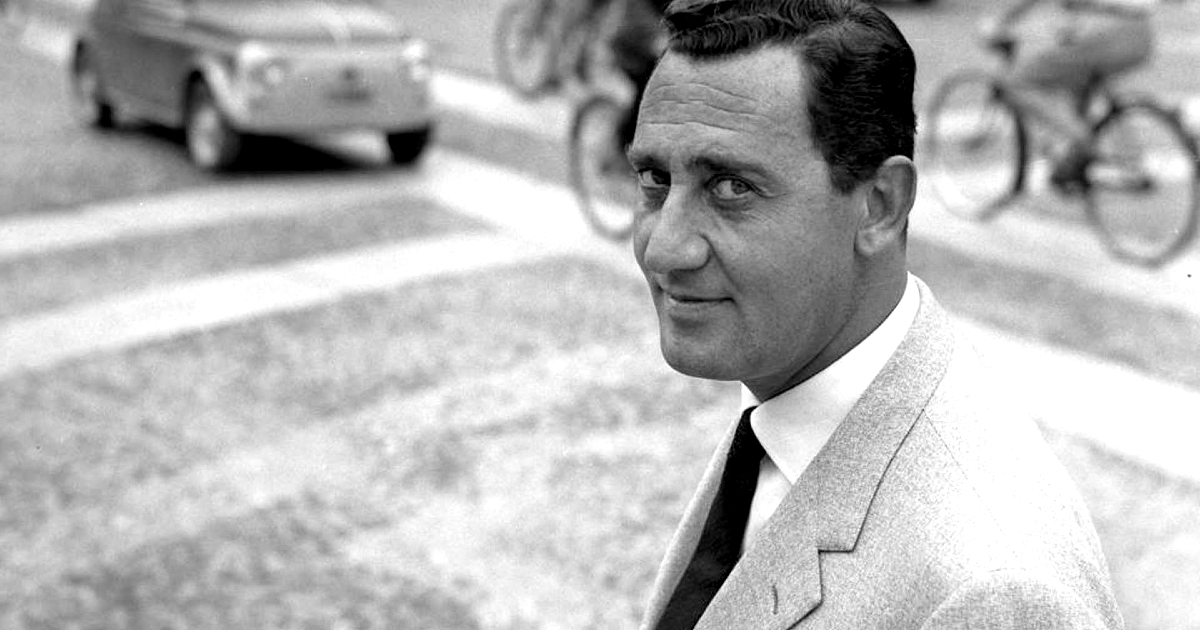 alberto sordi cammina per strada e guarda in camera - nerdface