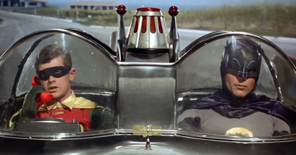 batman e robin nella batmobile kitsch del film del 1966 - nerdface