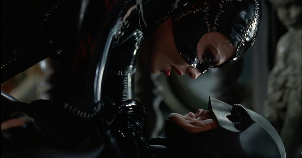 catwoman è stesa sopra batman nel film del 1992 - nerdface