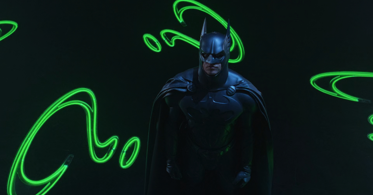 batman cammina in una stanza nera piena di punti interrogativi al neon verde - nerdface