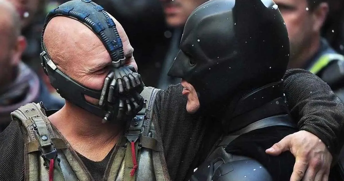 bane abbraccia batman ne il ritorno del cavaliere oscuro - nerdface