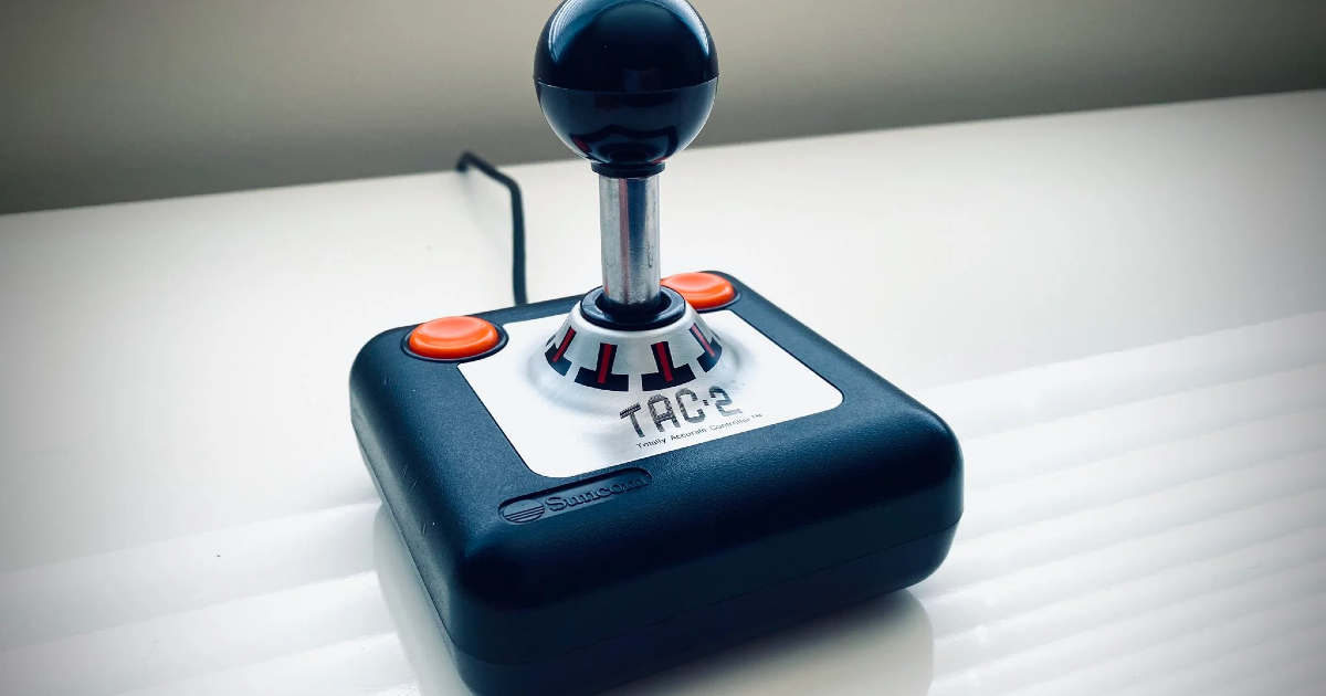 il tac, celebre joystick del commodore 64 - nerdface