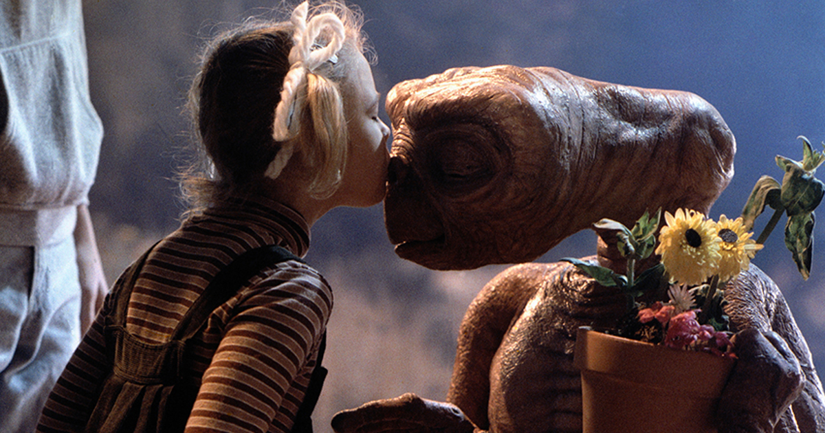 la piccola terrestre dà un bacio sul naso di e.t. l'extraterrestre - nerdface