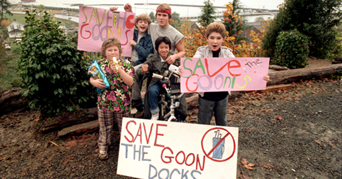 i goonies manifestano per salvare i goon docks - nerdface