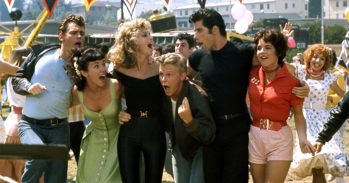 tutti i protagonisti di grease si abbracciano e cantano - nerdface