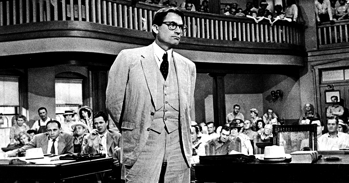 gregory peck in piedi in tribunale nel buio oltre la siepe - nerdface