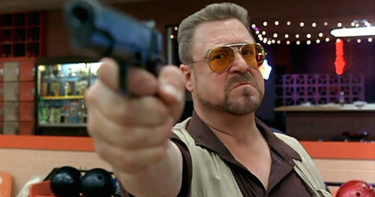 john goodman punta la pistola in una delle scene più divertenti del grande lebowski - nerdface