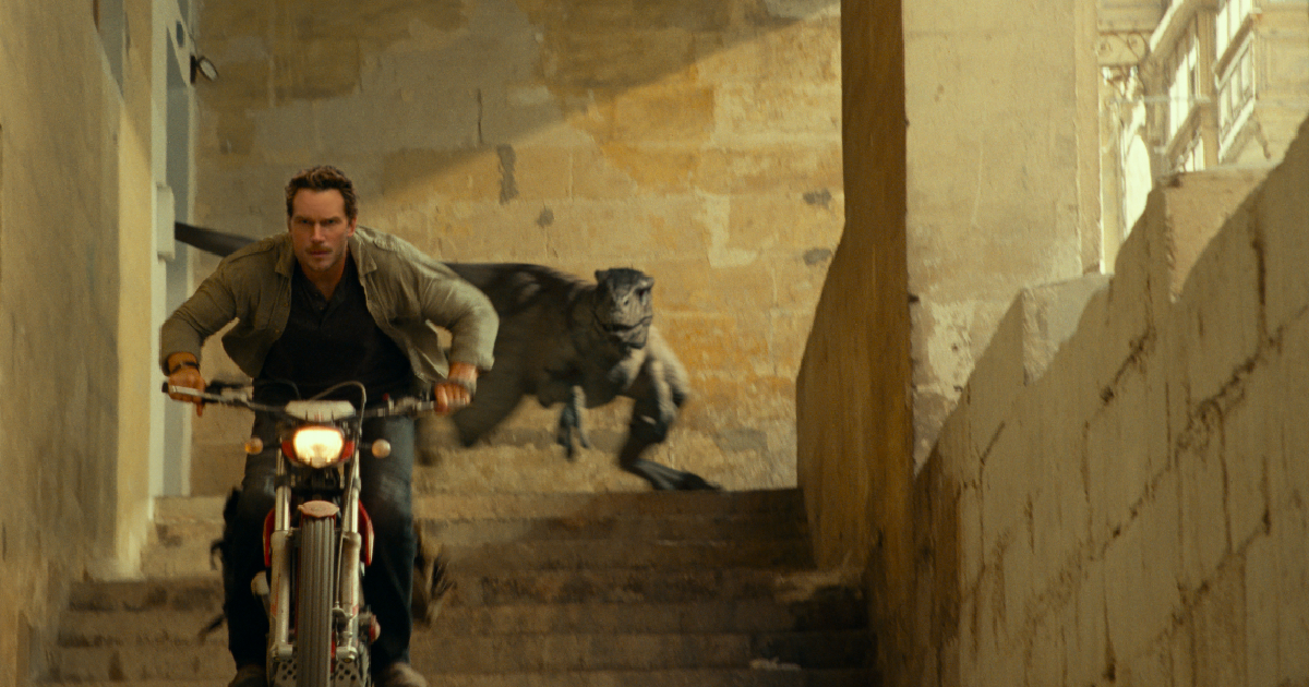 jurassic world il dominio e di conseguenza chris pratt in moto è inseguito da un raptor assassino - nerdface