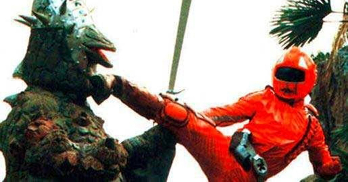 il cavaliere del tempo sferra un calcio a un dinosauro vestito da samurai: anche questo poteva accadere in koseidon - nerdface