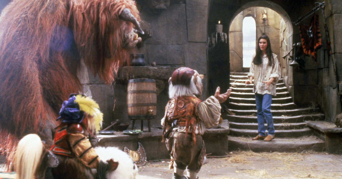 sarah scende le scale e incontra i suoi amici conosciuti in labyrinth - nerdface