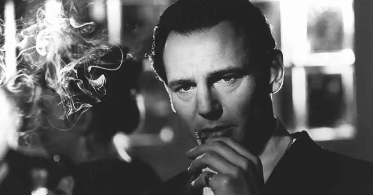 liam neeson fuma una sigaretta in schindler's list - nerdface