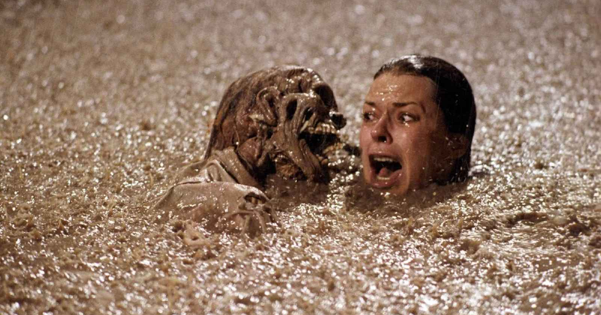una delle scene più terribili di poltergeist mostra la madre in una vasca d'acqua piena di cadaveri - nerdface