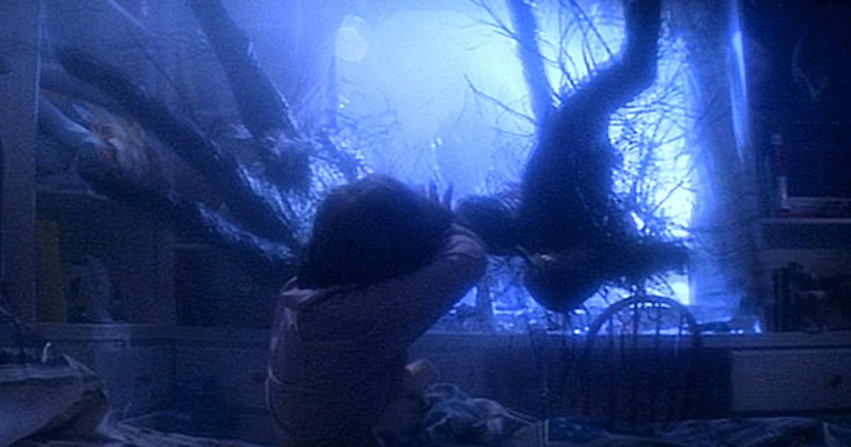 un'altra scena famosa di poltergeist in cui la bambina sta per essere afferrata da un albero che sfonda la finestra - nerdface