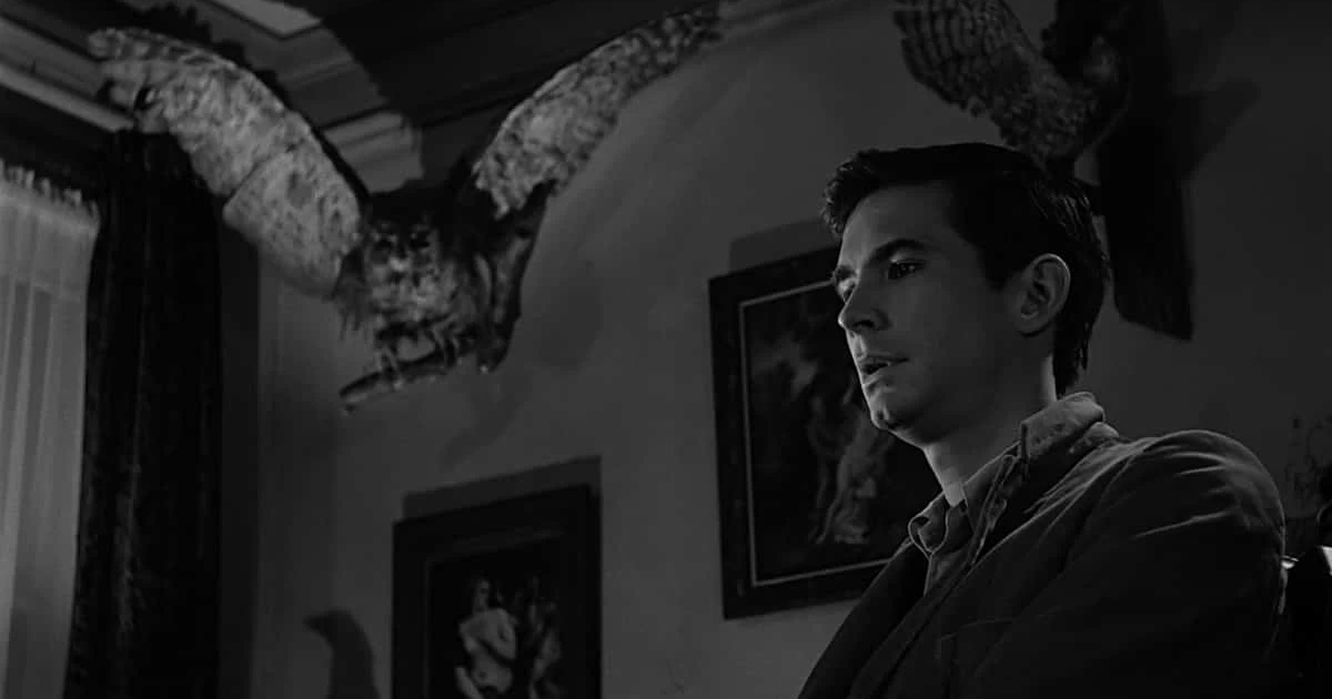 norman bates in psycho cammina sotto un gufo impagliato - nerdface