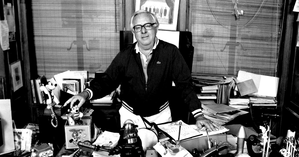 ray bradbury in piedi davanti alla sua disordinatissima scrivania - nerdface