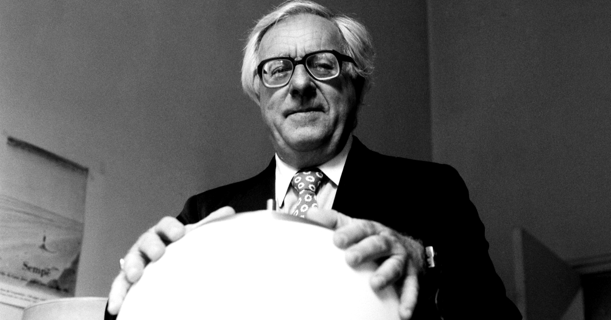 ray bradbury poggia le mani su un mappamondo - nerdface 