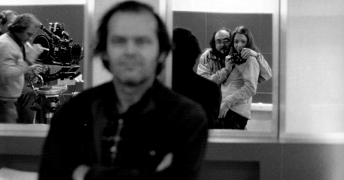 una foto del dietro le quinte di shining mostra stanley kubrick mentre fa una foto a jack nicholson - nerdface