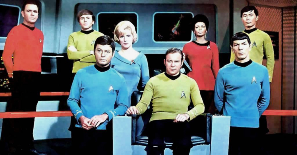 l'equipaggio dell'enterprise al completto sulla plancia di star trek - nerdface