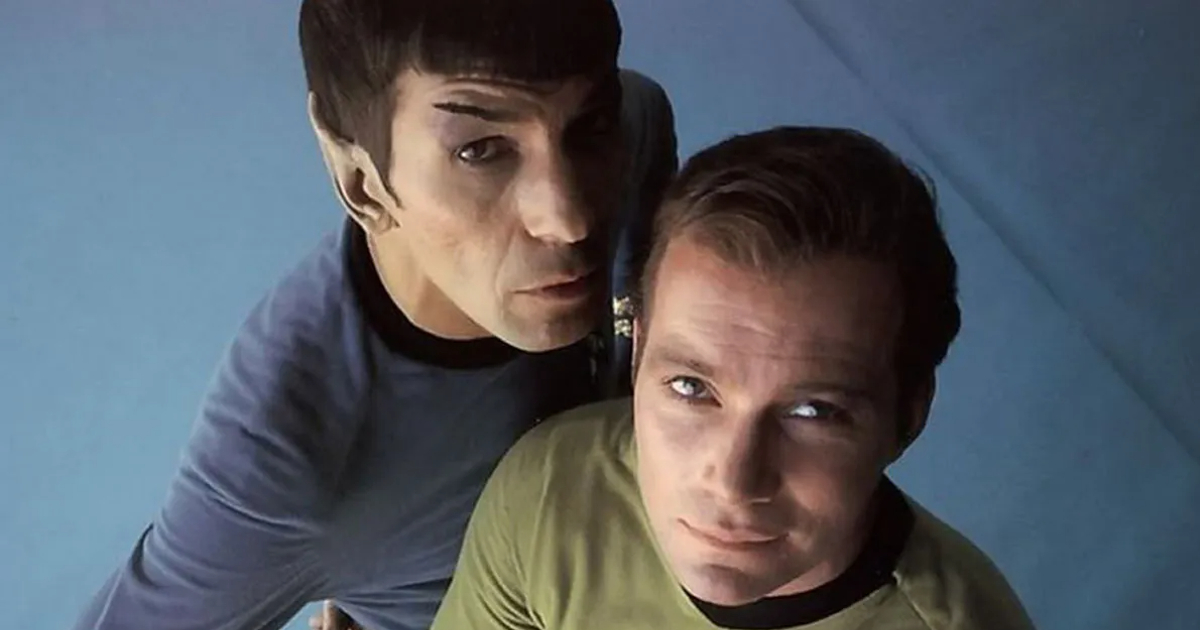 un'immagine di stare trek divenuta icona, con kirk e spock in posa ripresi dall'alto - nerdface