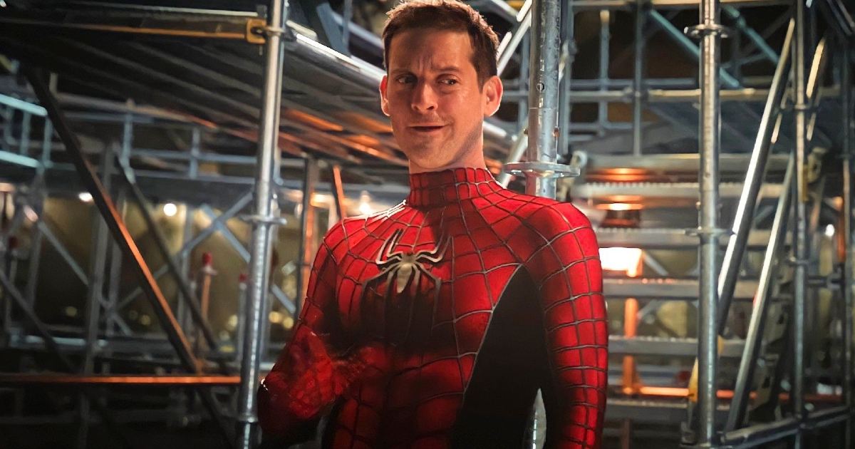 tobey maguire sorride sornione in tuta da spider-man in no way home - nerdface