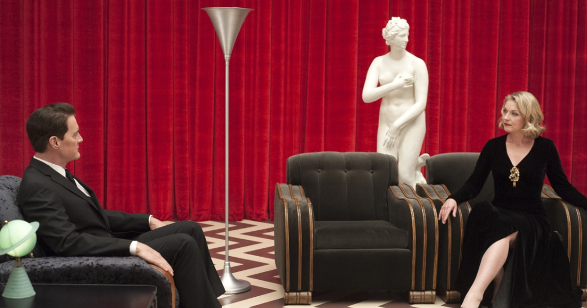 l'agente cooper è seduto in un salone con laura palmer nella terza stagione di twin peaks - nerdface