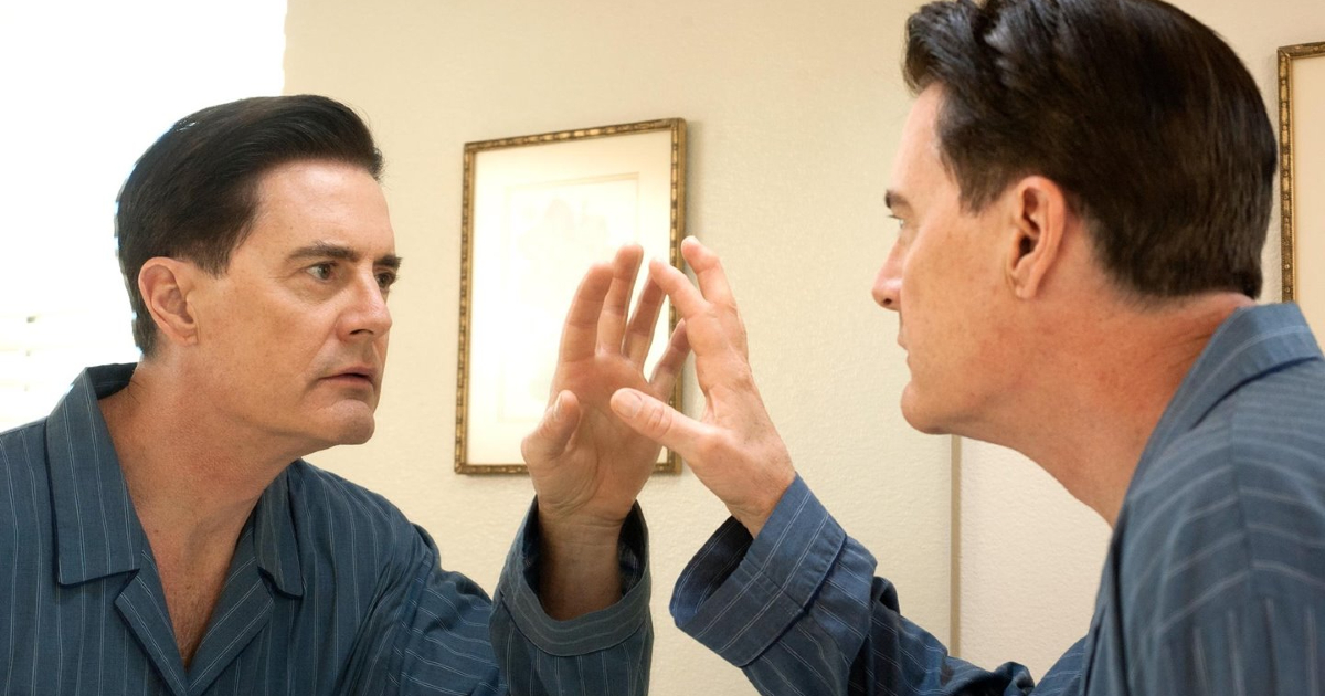 nella terza stagione di twin peaks l'agente cooper si guarda allo specchio - nerdface