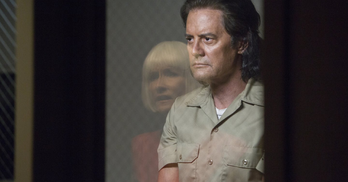 nella terza stagione di twin peaks l'agente cooper ossserva una donna da una porta a vetri - nerdface