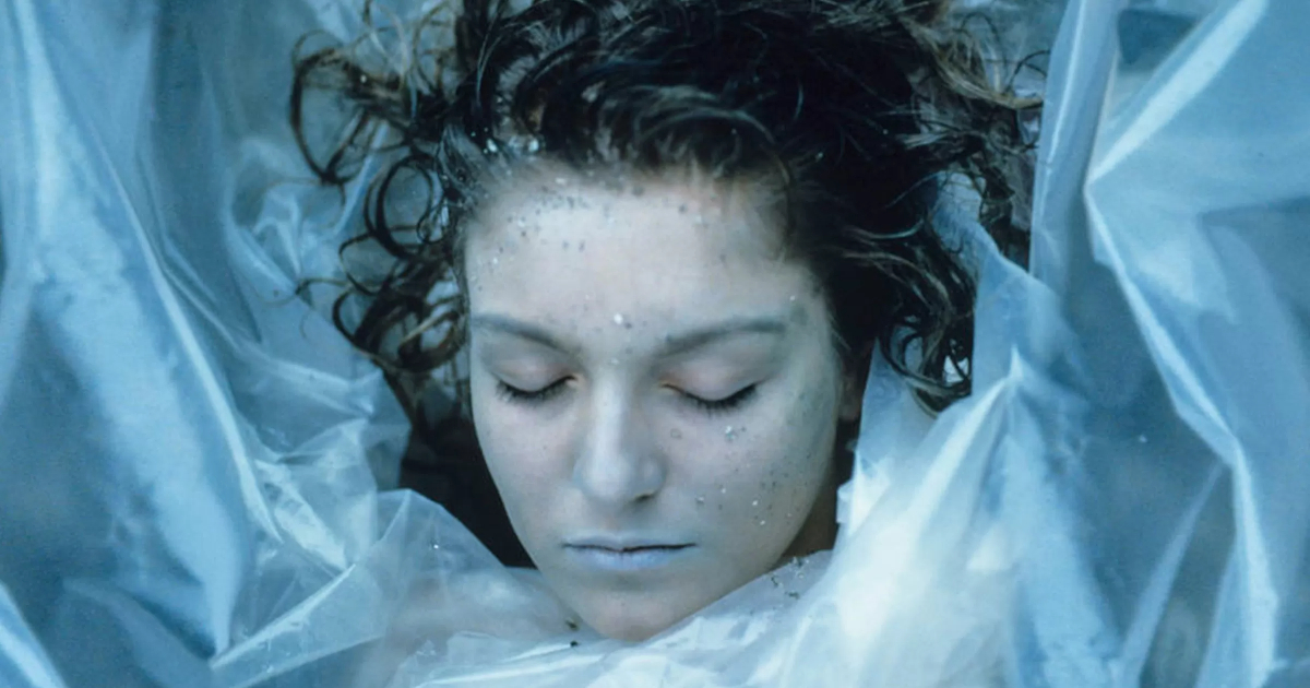 una delle immagini più celebri di twin peaks: il volto di laura palmer morta emerge dal telo di plastica - nerdface