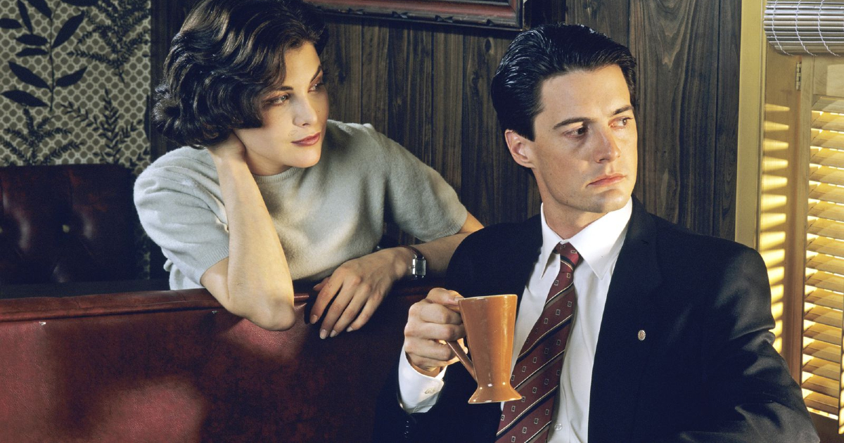 in twin peaks l'agente cooper è seduto a un bar e beve una tazza di caffè mentre una giovane lo osserva - nerdface