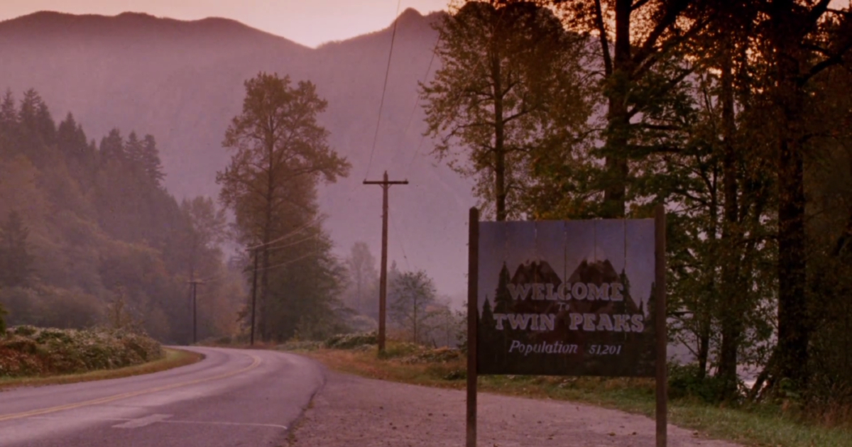 il celebre cartello stradale che indica l'arrivo a twin peaks - nerdface