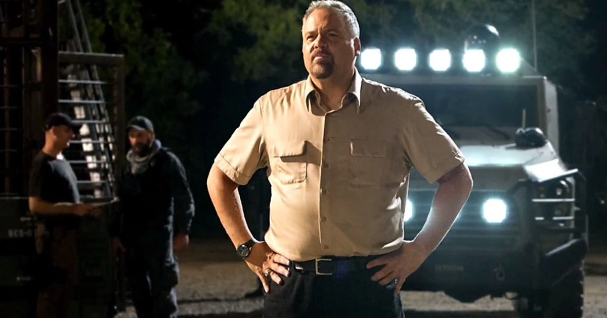 vincent d'onofrio si tiene le mani sui fianchi in jurassic world - nerdface