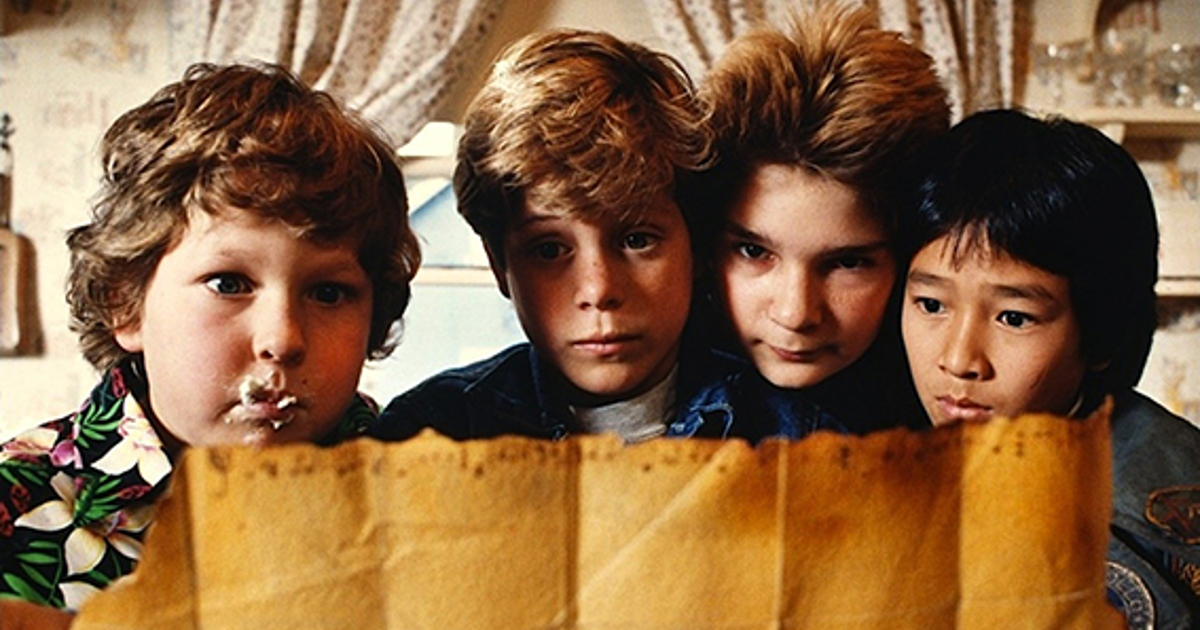 i goonies leggono la mappa di willy l'orbo appena trovata - nerdface