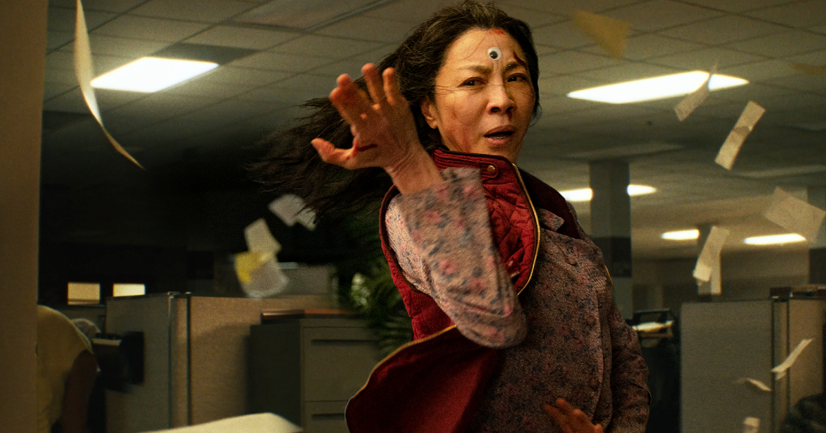 in everything everywhere all at once michelle yeoh è in posa di attacco - nerdface