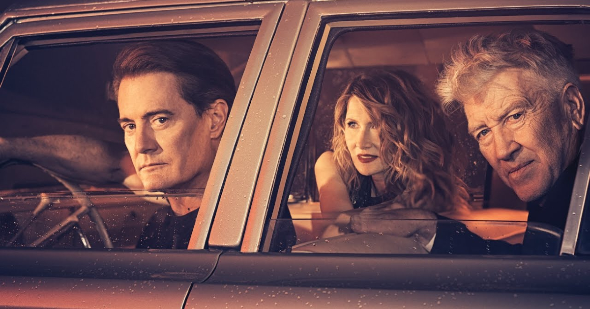 l'agente cooper e david lynch guardano fuori dal finestrino di una macchina nella terza stagione di twin peaks - nerdface