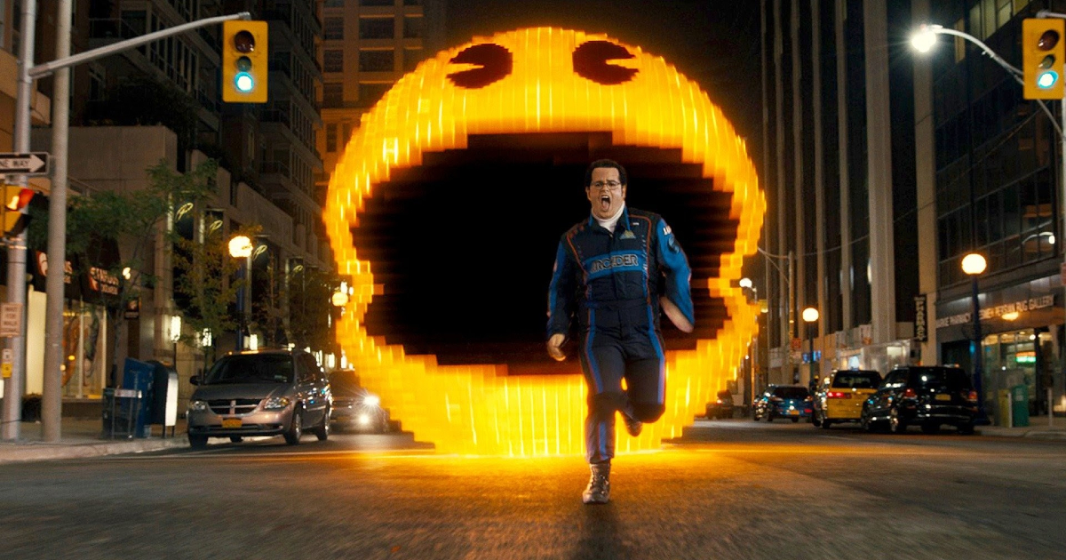 in pixels un enorme pac-man insegue uno dei protagonisti per mangiarlo - nerdface