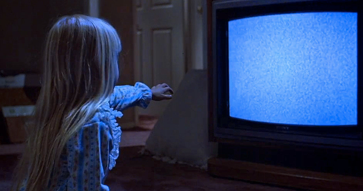 la celebre scena di poltergeist in cui la bambina comunica coi morti dal televisore di casa - nerdface