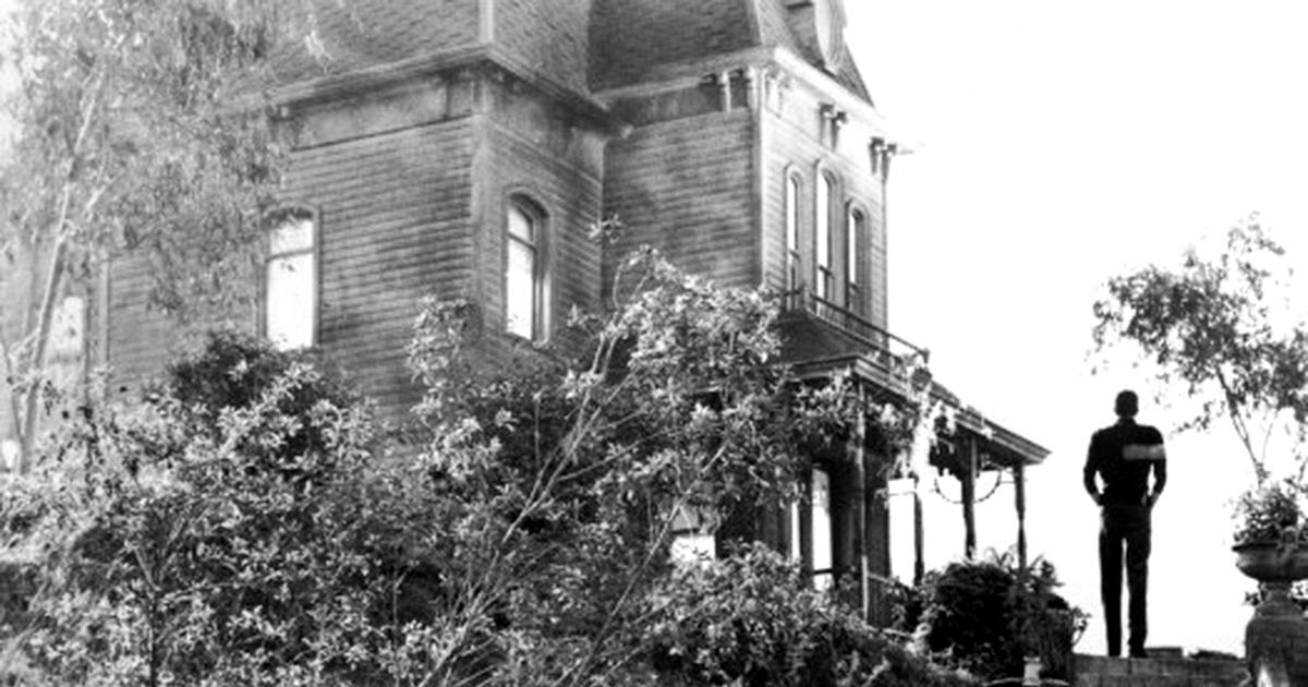 la figura di norman bates si staglia davanti al lugubre motel di psycho - nerdface